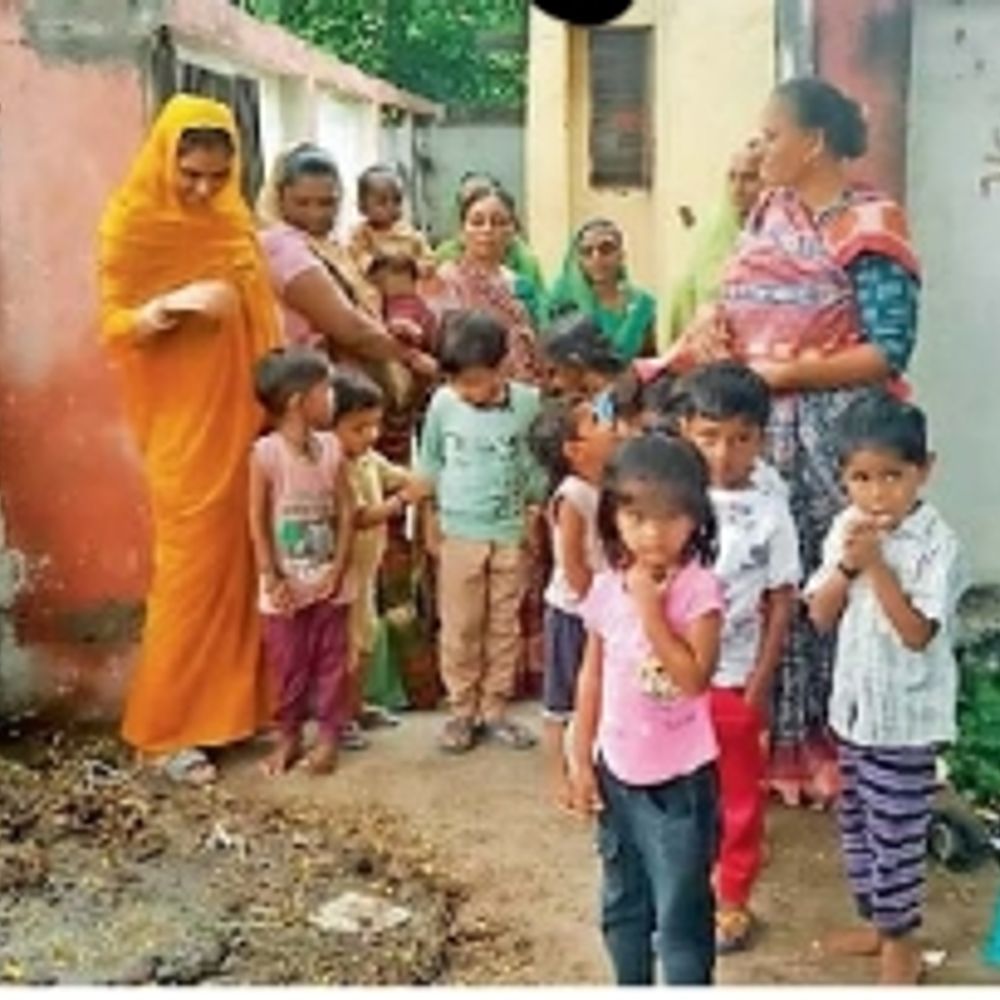 નાના બાળકોના આરોગ્ય સાથે ચેડા: આંગણવાડી પાસેની ગંદકીથી બાળકોના સ્વાસ્થ્ય સામે જોખમ.