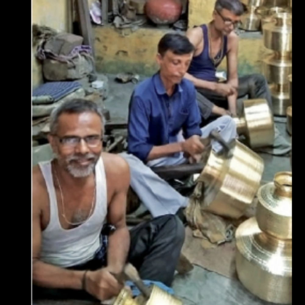 મંડે પોઝિટીવ: 500થી વધુ કંસારા કારીગરો તાંબા-પિત્તળના ગૃહઉદ્યોગને જીવંત રાખે છે, જે કલાત્મક કારીગીરીનું ઉત્તમ ઉદાહરણ છે.