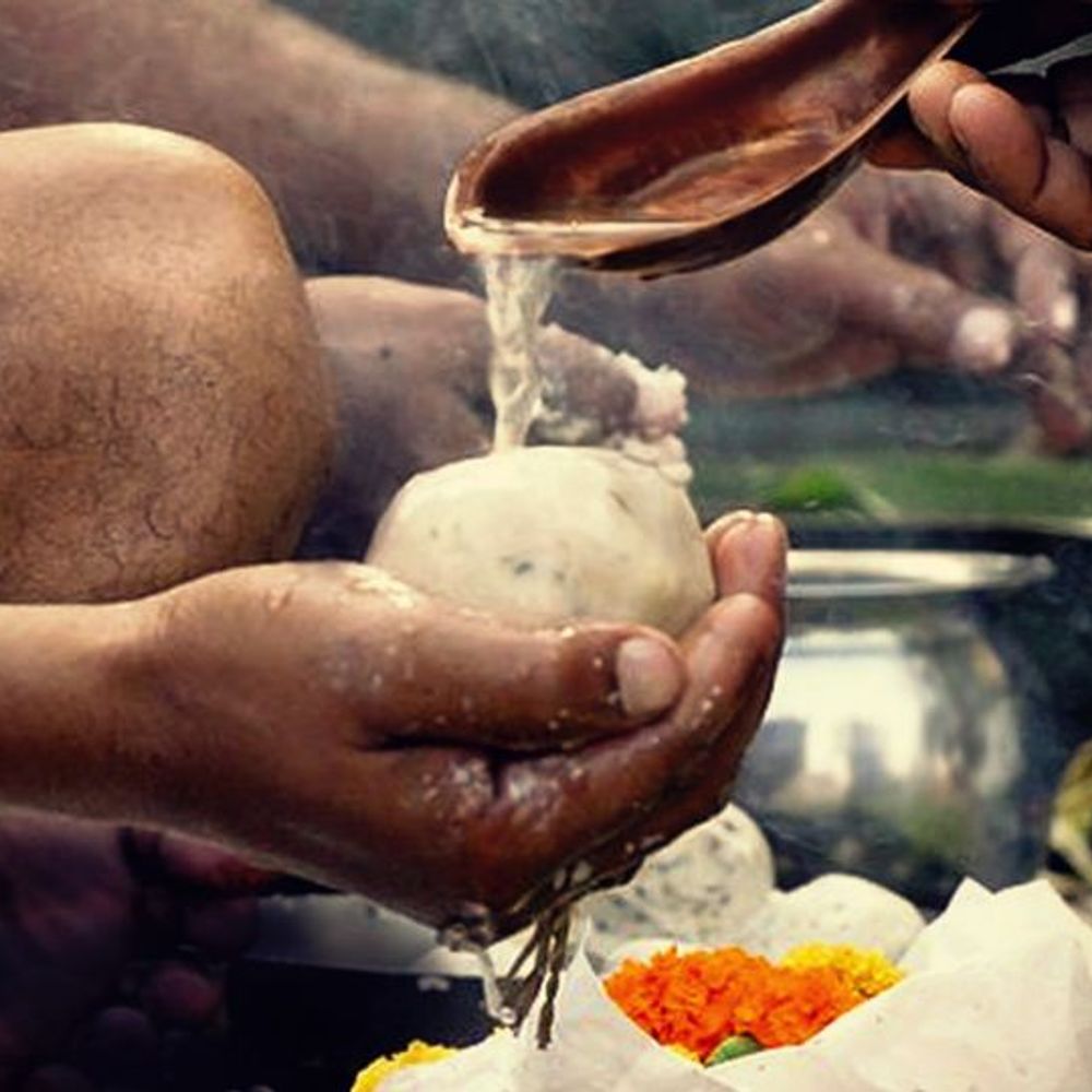 શ્રાદ્ધ પક્ષ: પિંડદાન અને તર્પણ વિધિ દ્વારા શાસ્ત્રોક્ત રીતે પૂર્વજોને અંજલિ આપવાની રીત વિશે માહિતી.