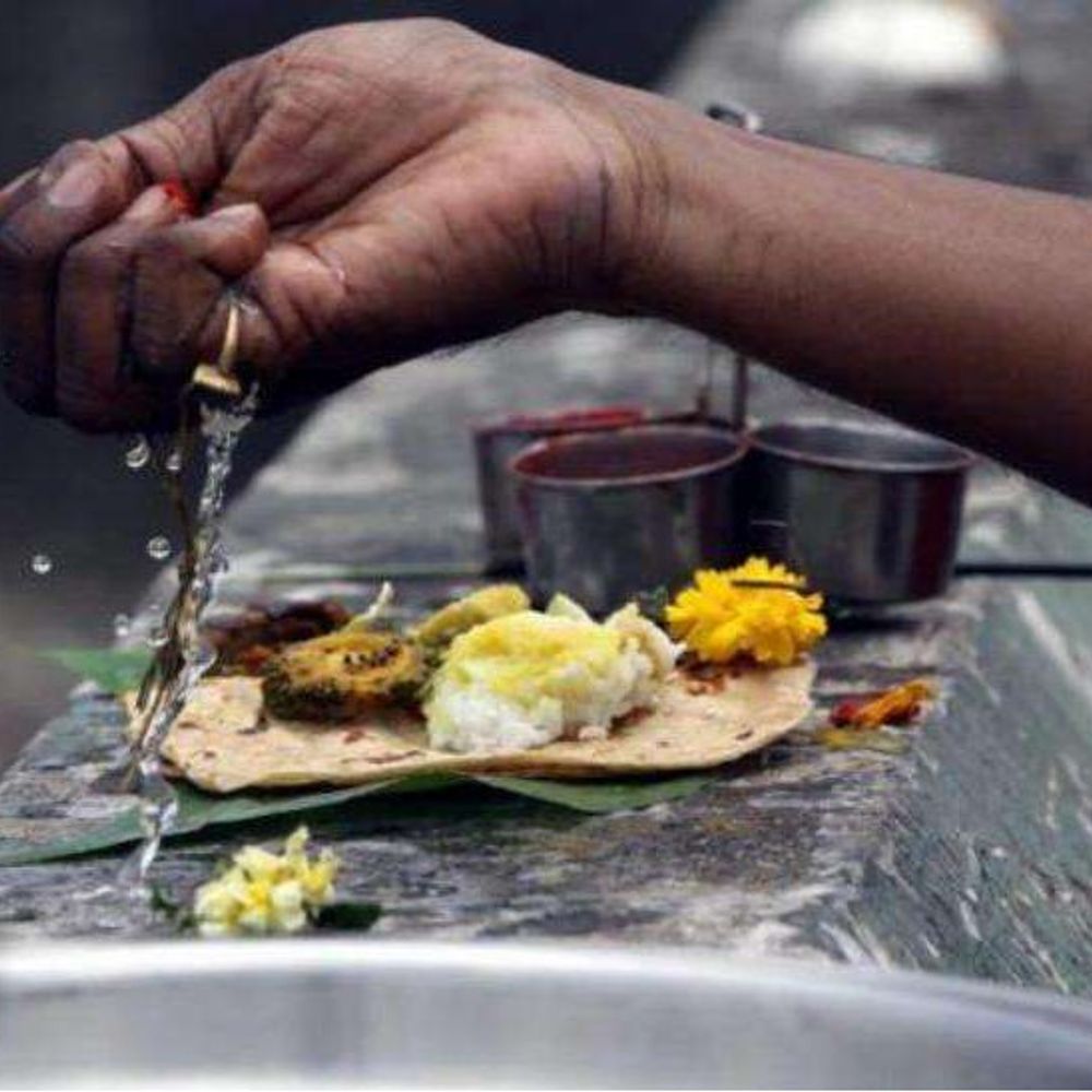 કોણ કોના માટે શ્રાદ્ધ કરી શકે?: પિતૃપક્ષ, નિ:સંતાન મૃતકના ભાઈ-ભત્રીજા અને મોસાળ પક્ષના સભ્યો શ્રાદ્ધ કરી શકે છે.