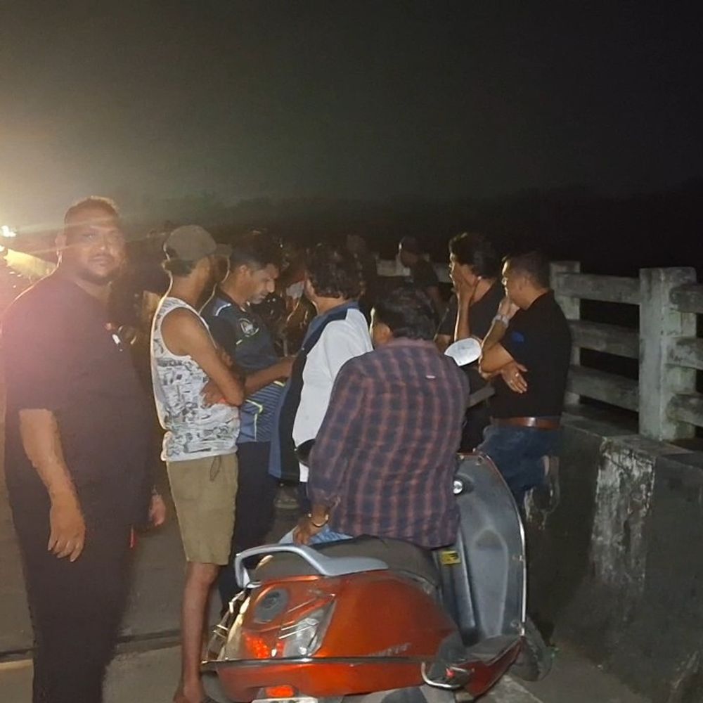Valsad: પાર નદીના બ્રિજ પરથી યુવકનો આપઘાત, શોધખોળ ચાલુ; Coastal Highway પર બાઇક મળી.