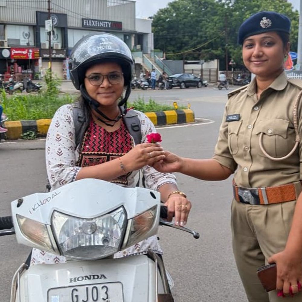 ફરજિયાત હેલ્મેટનો બીજો દિવસ: રાજકોટમાં સાયકલ પર સવાર આધેડ હેલ્મેટ પહેરી નીકળ્યા, પોલીસે ગુલાબ આપી સન્માનિત કર્યા.