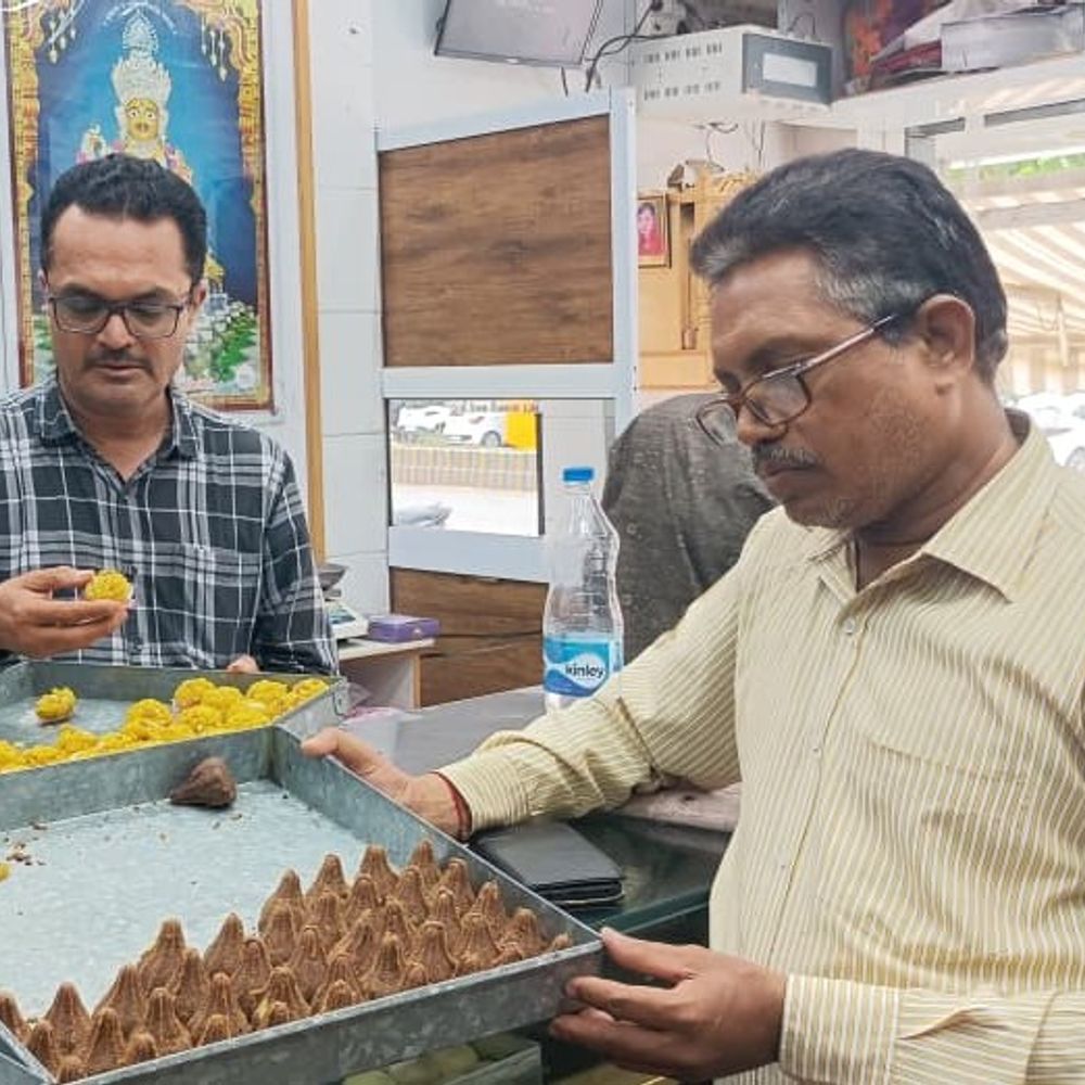 રાજકોટમાં ફૂડ વિભાગનું ચેકિંગ: તોરલ પાર્કની 6 પેઢીને નોટિસ, ફેન'સ બેકયાર્ડ કિચનમાંથી નમુના લેવાયા.