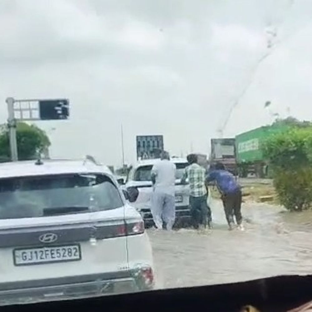 સામખીયાળી-મોરબી હાઈવે પર જળભરાવ, 4 KM ટ્રાફિક જામ, પોલીસના પ્રયાસો ચાલુ.