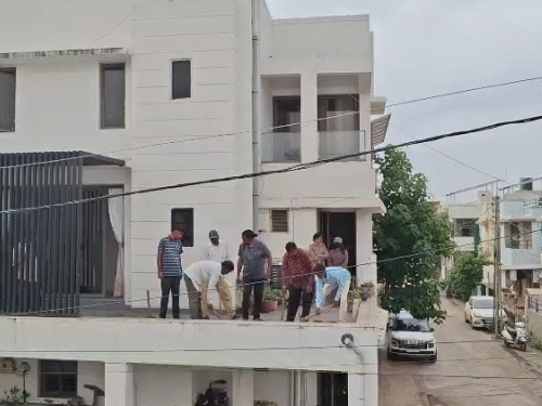 ભરૂચ: ગુંડા એક્ટ હેઠળ બુટલેગર નયન કાયસ્થનું ગેરકાયદેસર બાંધકામ તોડી પડાયું.