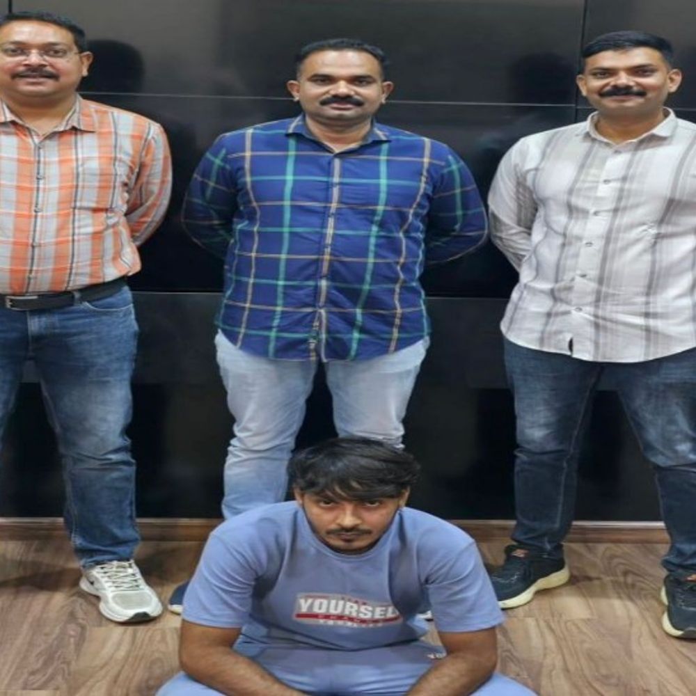 નાસતા ફરતા આરોપીઓની ધરપકડ: દારૂ અને GST છેતરપિંડીના કેસમાં આરોપી પકડાયા, કાયદેસર કાર્યવાહી હાથ ધરાઈ.