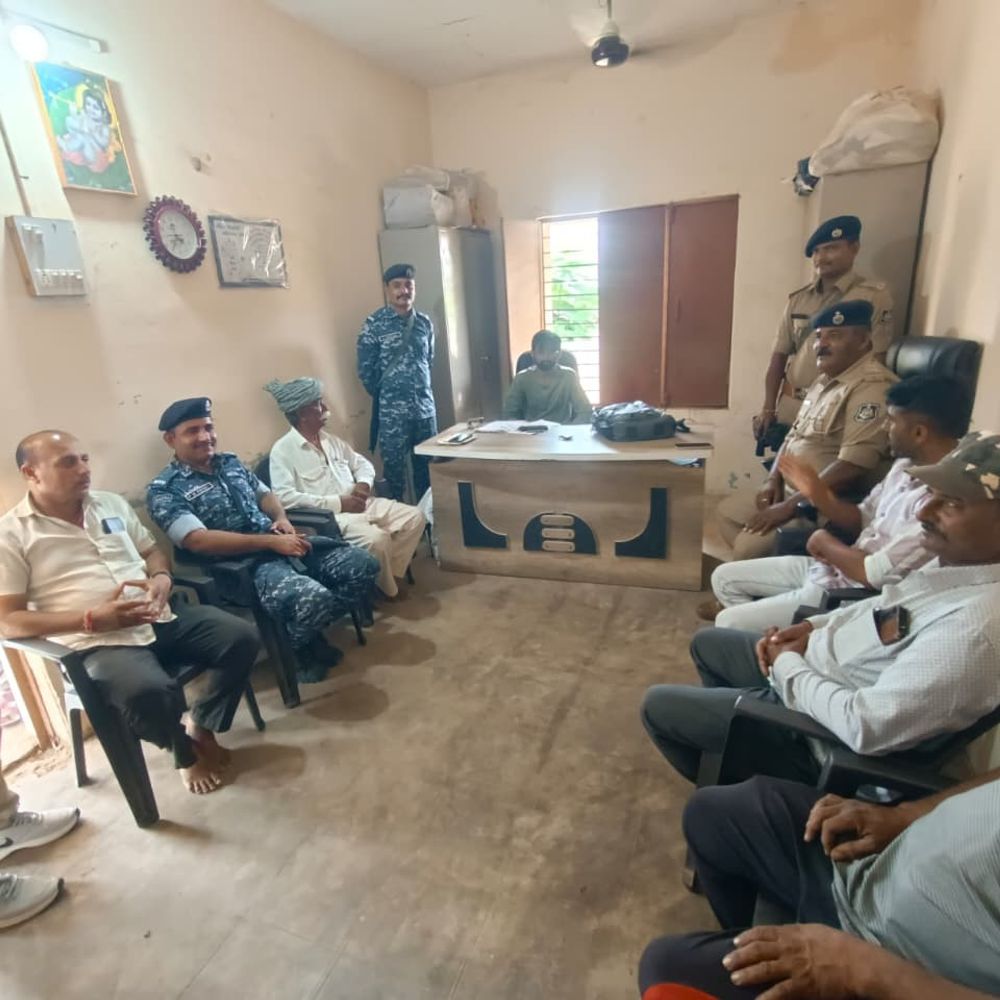 દરિયાઈ સુરક્ષા માટે પોલીસની પહેલ: લખપતના કોટેશ્વર સેક્ટરમાં માછીમારો સાથે ઉચ્ચ પોલીસ અધિકારીઓની બેઠક.
