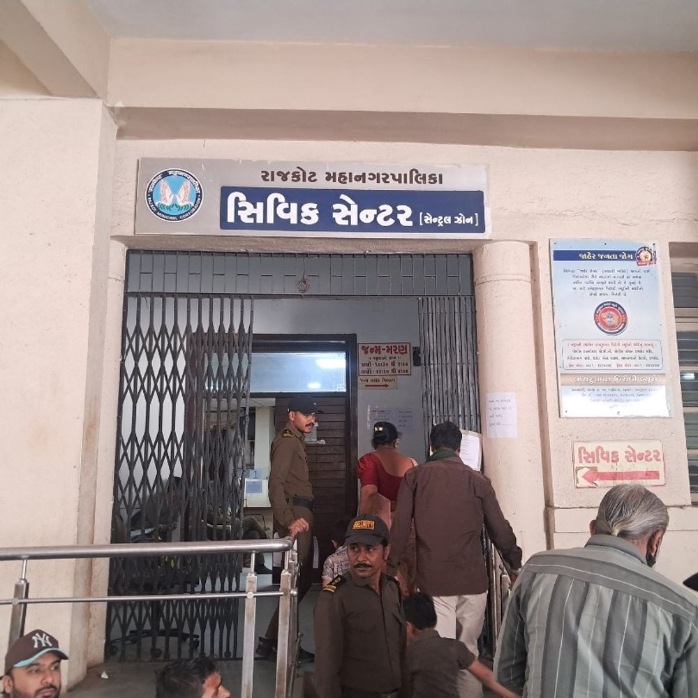 રાજકોટ: જન્મ-મરણ દાખલા માટે લાંબી લાઈનો, ડેટા ટ્રાન્સફરથી 2020-25 વચ્ચેની નોંધણીના અરજદારોને હાલાકી.