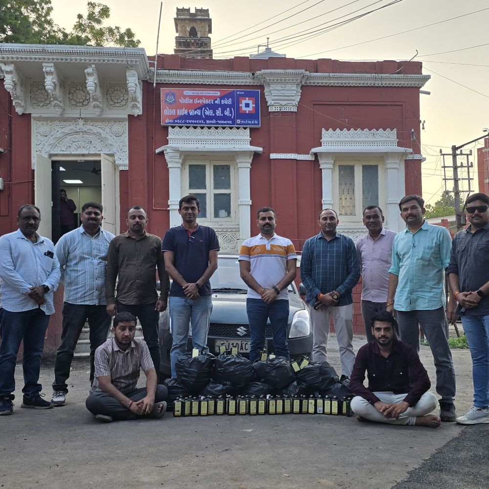 જામનગર LCB દ્વારા 4.73 લાખનો વિદેશી દારૂ અને કાર સાથે બે શખ્સો જાંબુડાગામ પાસેથી પકડાયા.