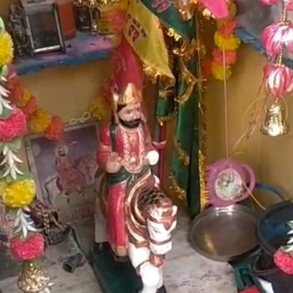 અમદાવાદ: રામદેવપીર મંદિરમાં તોડફોડ, અજાણ્યા શખ્સ દ્વારા મૂર્તિઓ ખંડિત; સ્થાનિકોનો આક્ષેપ, 'અલ્લાહુ અકબર'ના નારા લગાવ્યા.
