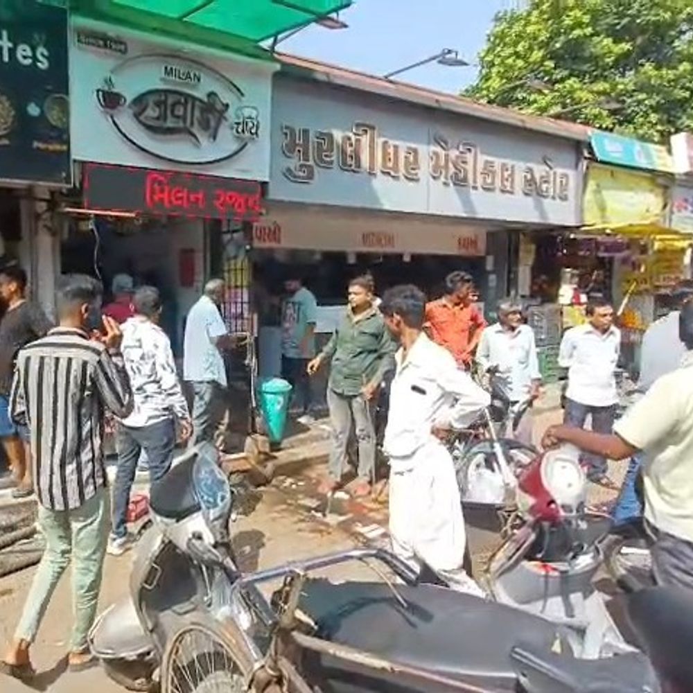 જામનગર: જી.જી હોસ્પિટલ રોડ પર દબાણ દૂર; ટ્રાફિકને નડતરરૂપ ટેબલ અને રેકડીઓ જપ્ત.