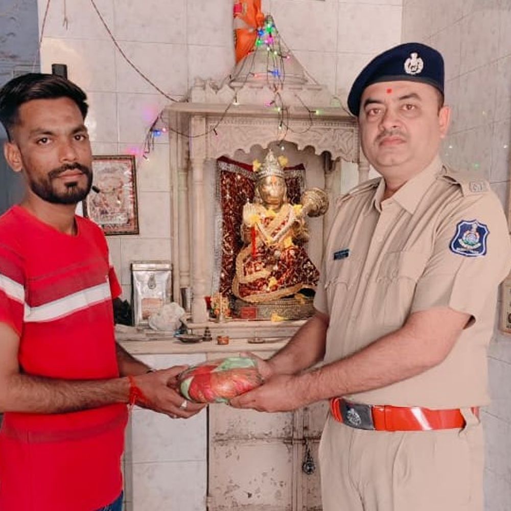 સુરેન્દ્રનગર પોલીસે નેત્રમ CCTVથી ₹25,000ની પટોળાની થેલી શોધી માલિકને પરત કરી.