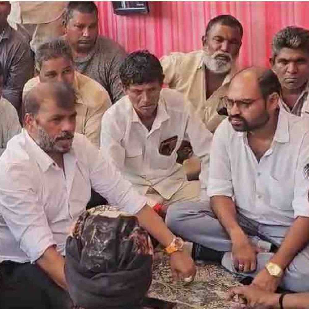 રાજુલામાં સફાઈ કામદારોની હડતાળનો 10મો દિવસ: MLA હીરા સોલંકીની મુલાકાત અને રાજ્ય સરકારને રજૂઆતની ખાતરી.