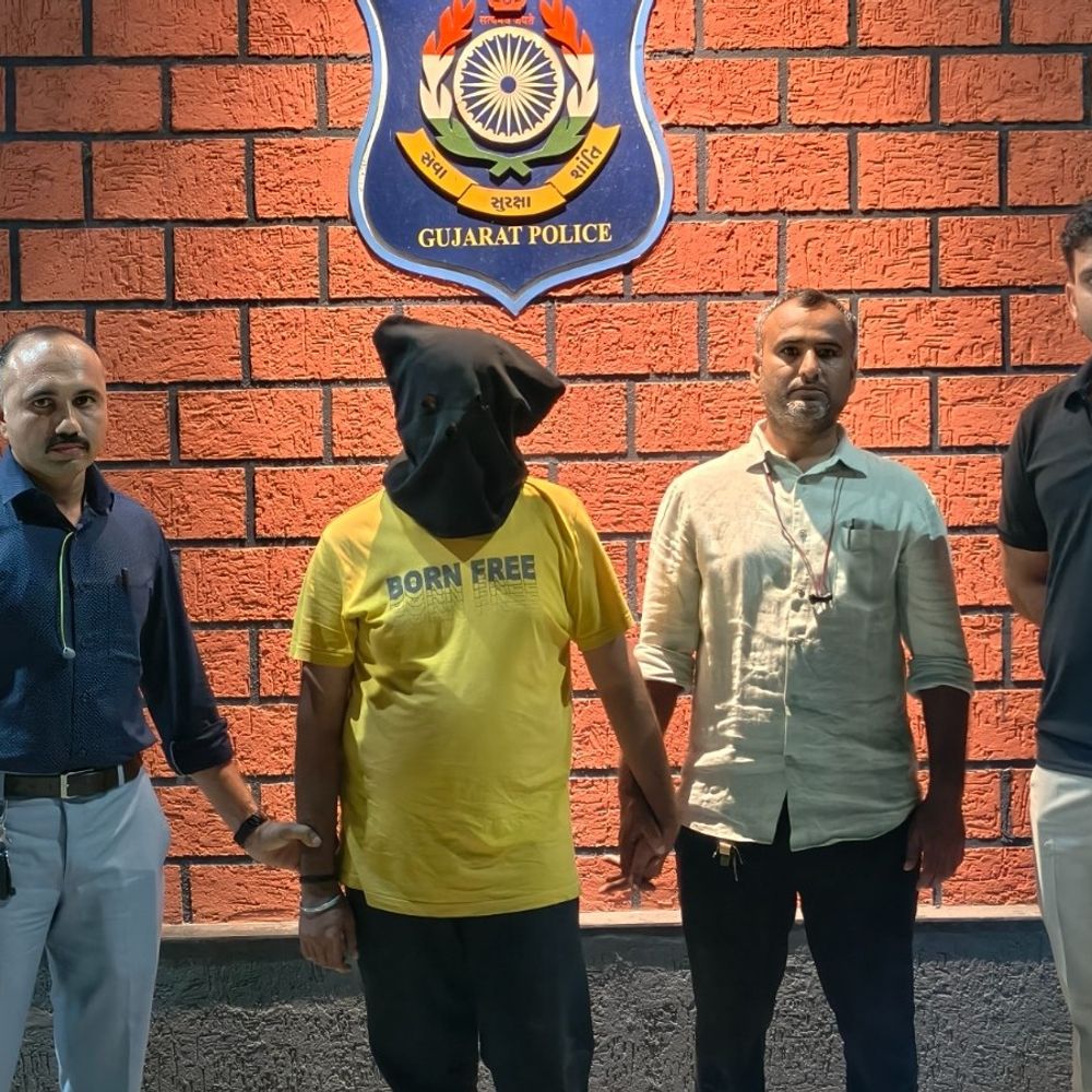 થાઈલેન્ડ નોકરી છેતરપિંડી: પોરબંદરના 19 યુવકો પાસેથી 5.29 લાખ પડાવનાર આરોપી દિલ્હીથી ઝડપાયો.