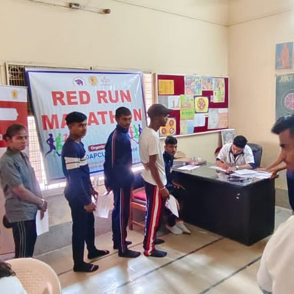 દાહોદમાં AIDS જાગૃતિ માટે "Red Run Marathon": 109 યુવાનો જોડાયા, વિજેતાઓને પુરસ્કાર.