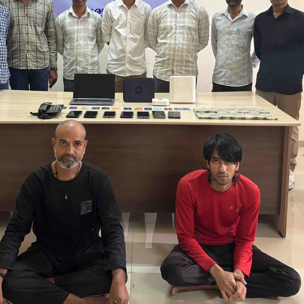 શેરબજારમાં છેતરપિંડી આચરનાર મામા-ભાણેજ ઝડપાયા, Facebookથી ટાર્ગેટ બનાવતાં: દેવભૂમિ દ્વારકા સાયબર ક્રાઇમ પોલીસે મધ્યપ્રદેશથી દબોચ્યા.
