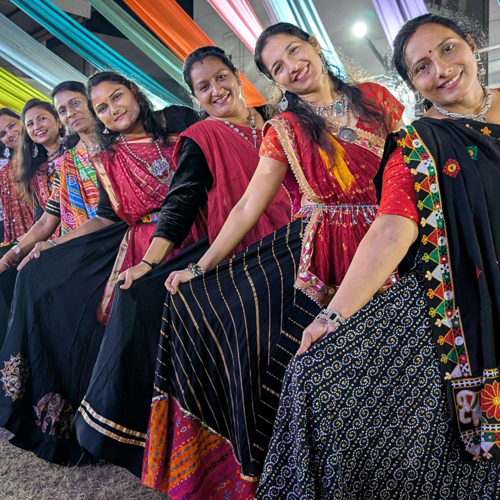 સ્વાગત ગ્રીન સોસાયટીમાં ચોથા નોરતે બ્લેક કલર કોડમાં ગરબાની રમઝટ અને ઈનામોની વણઝાર.