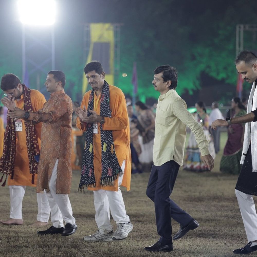 ગોધરામાં IPS સફિન હસન ગરબા રમ્યા, રાજ્યસભા સાંસદ અને પોલીસ વડા હરેશ દુધાત પણ જોડાયા.