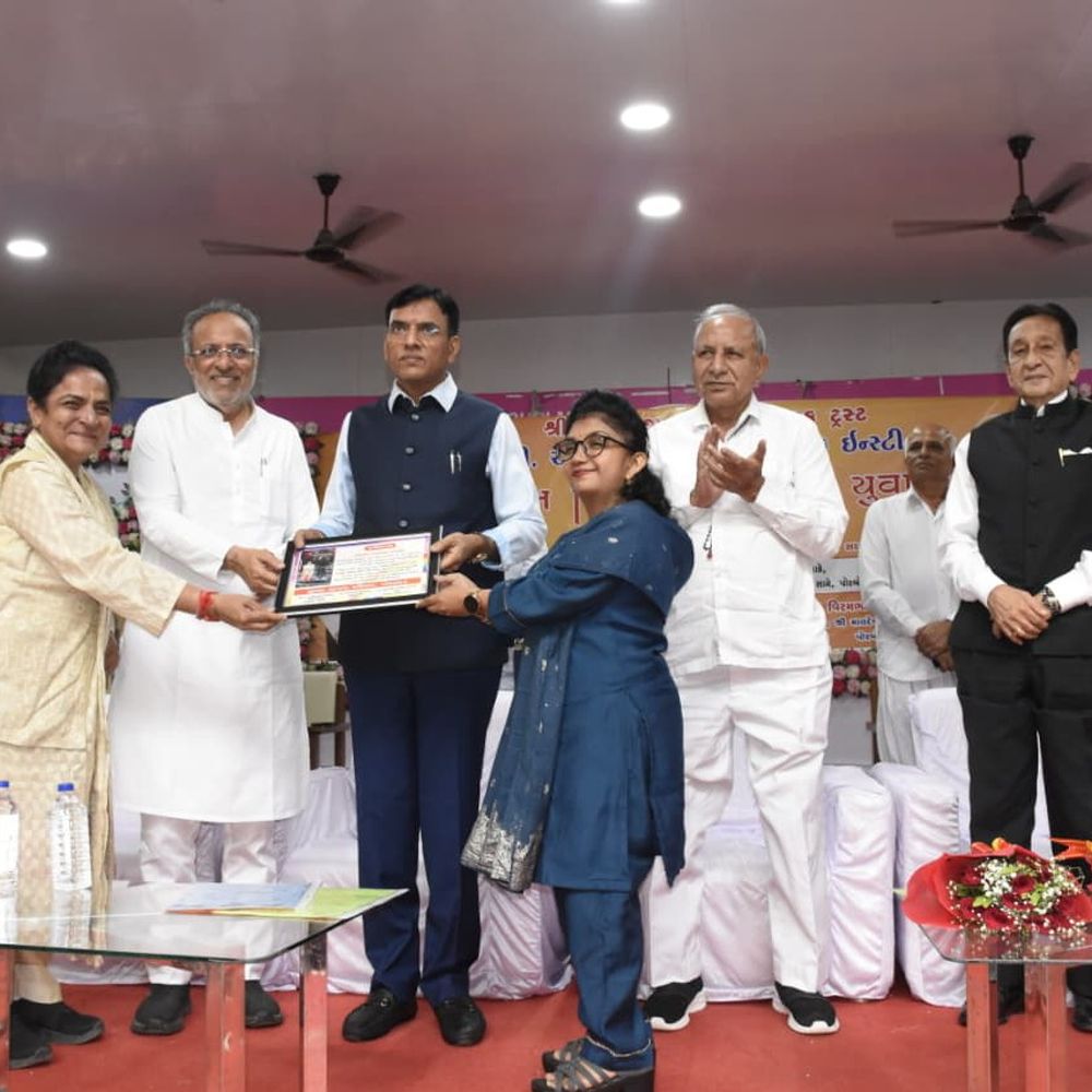 પોરબંદરમાં કેન્દ્રીય મંત્રી માંડવિયાની હાજરીમાં યુવા સંમેલન: આત્મનિર્ભર ભારત અને યુવાનો પર સંવાદ યોજાયો.