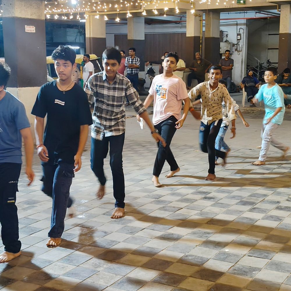 હાથીજણ રાધેય હાઈટ્સમાં ચોથા નોરતે ગરબાનું આયોજન, સભ્યોનો પરંપરાગત પોશાકમાં ઉત્સાહપૂર્ણ ભાગીદારી.