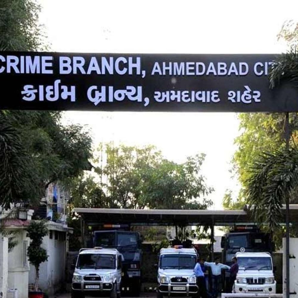 અમદાવાદ ક્રાઇમ ન્યૂઝ: દારૂ જપ્ત, આત્મહત્યા, ચોરી: ક્રાઇમ બ્રાન્ચે દારૂ પકડ્યો, યુવકે આત્મહત્યા કરી, ઘરમાંથી ચોરી કરીને ગેંગ ફરાર.