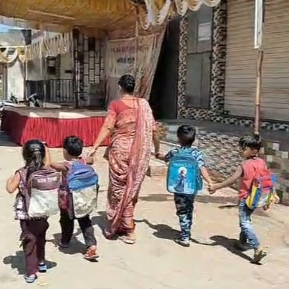 બિલખામાં આંગણવાડી કેન્દ્ર દૂર હોવાથી વિવાદ, અકસ્માતનો ભય, ગ્રામજનોની તાળાબંધીની ચીમકી, નિરાકરણની માંગણી.