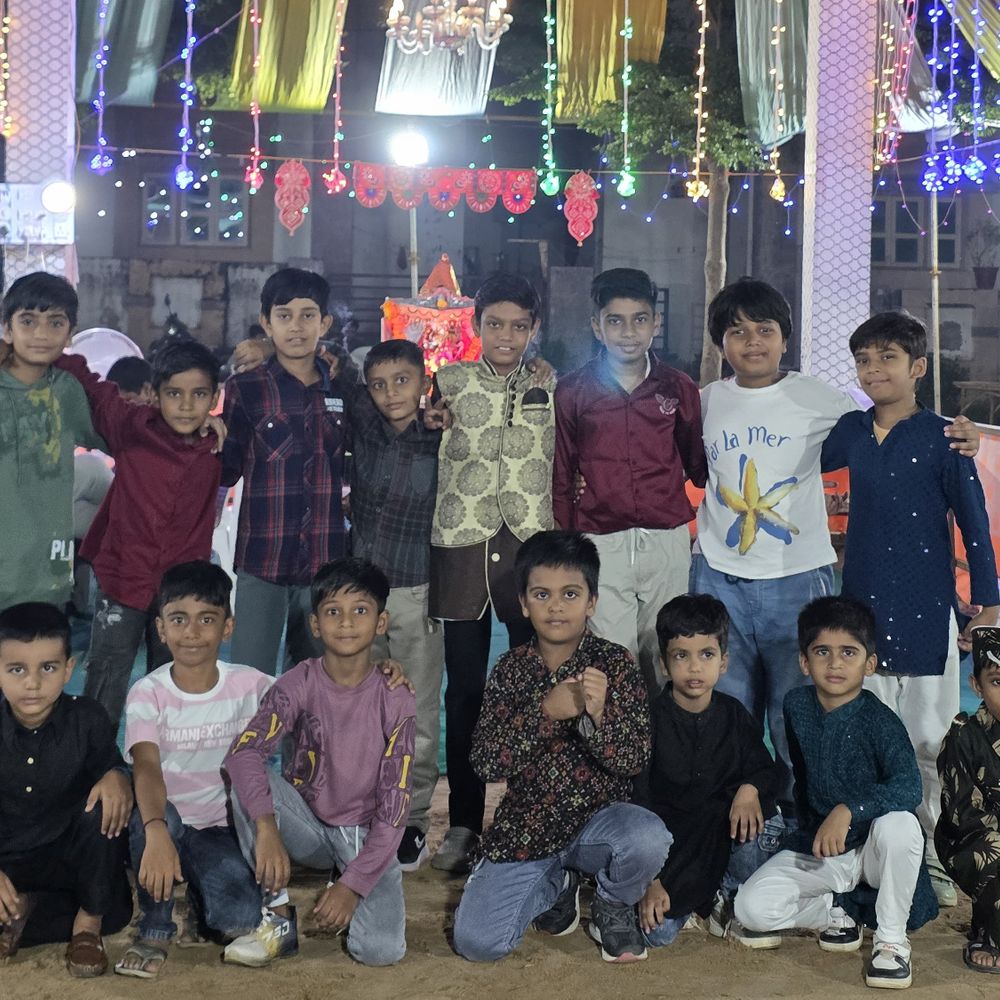 પાલનપુર આલોક સોસાયટીમાં ગરબા: સભ્યોની unity અને trust નું પ્રતીક.