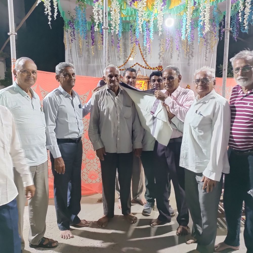 પાટણમાં દિનેશભાઈએ પત્નીની યાદમાં પક્ષીઓ માટે કર્મભૂમિ સોસાયટીમાં ચબૂતરો બનાવ્યો.