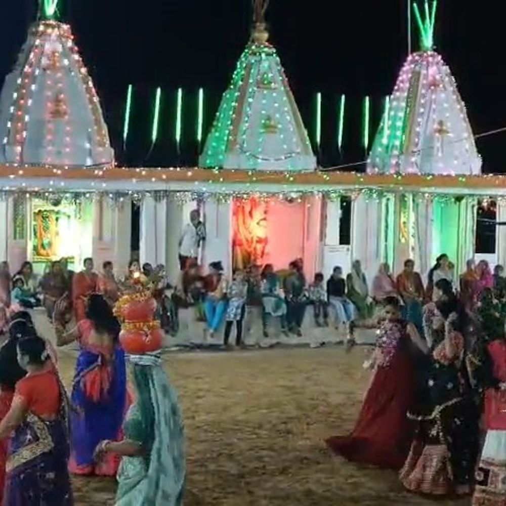 હિંમતનગરના ઝરણેશ્વર મહાદેવ મંદિરે 55 વર્ષથી નવરાત્રિ મહોત્સવ: ખેલૈયાઓ માટે ઇનામ, નાસ્તો અને લહાણીનું આયોજન.