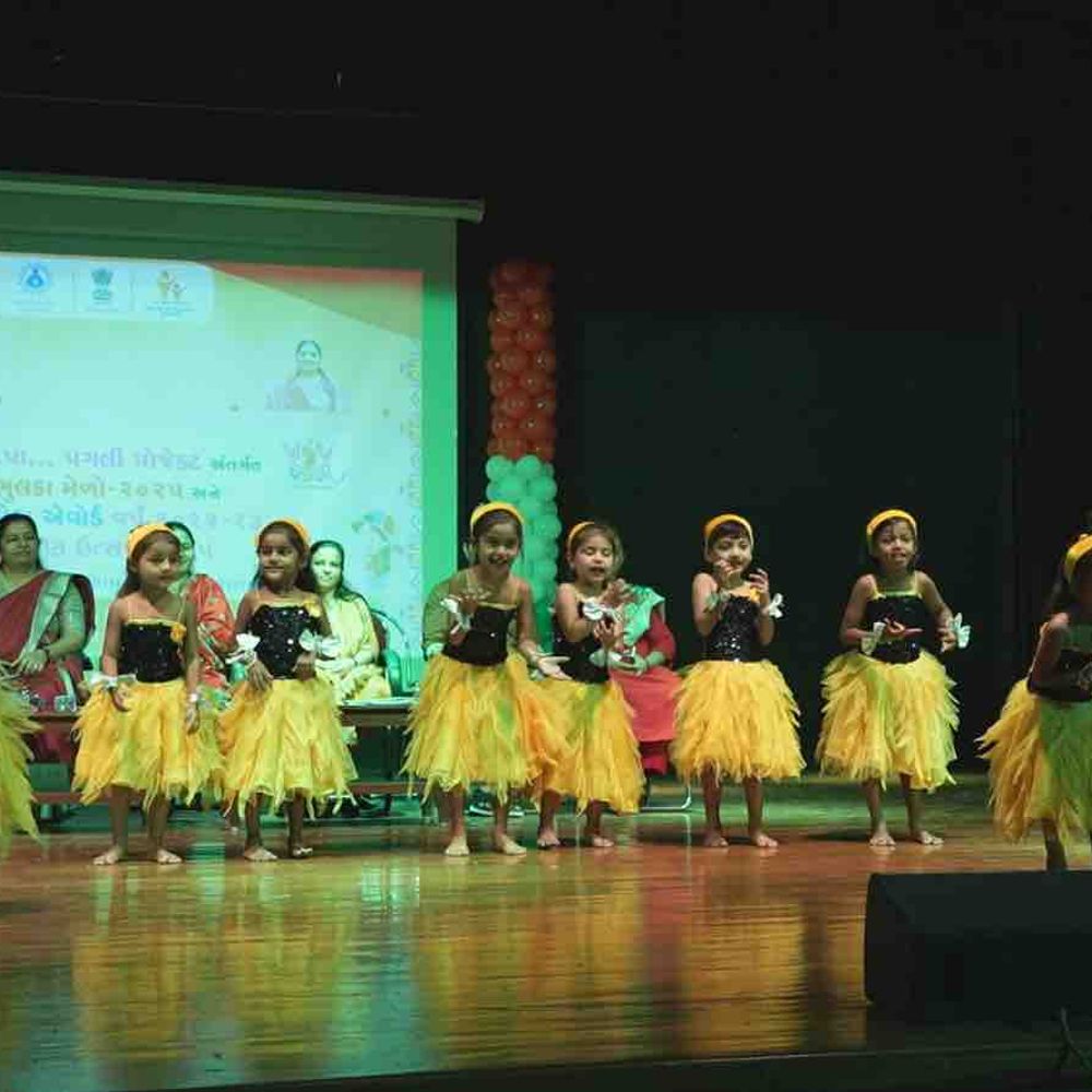 પાલનપુરમાં ભૂલકા મેળો, પોષણ ઉત્સવ ઉજવાયો અને માતા યશોદા એવોર્ડથી કાર્યકરોને સન્માનિત કરાયા.