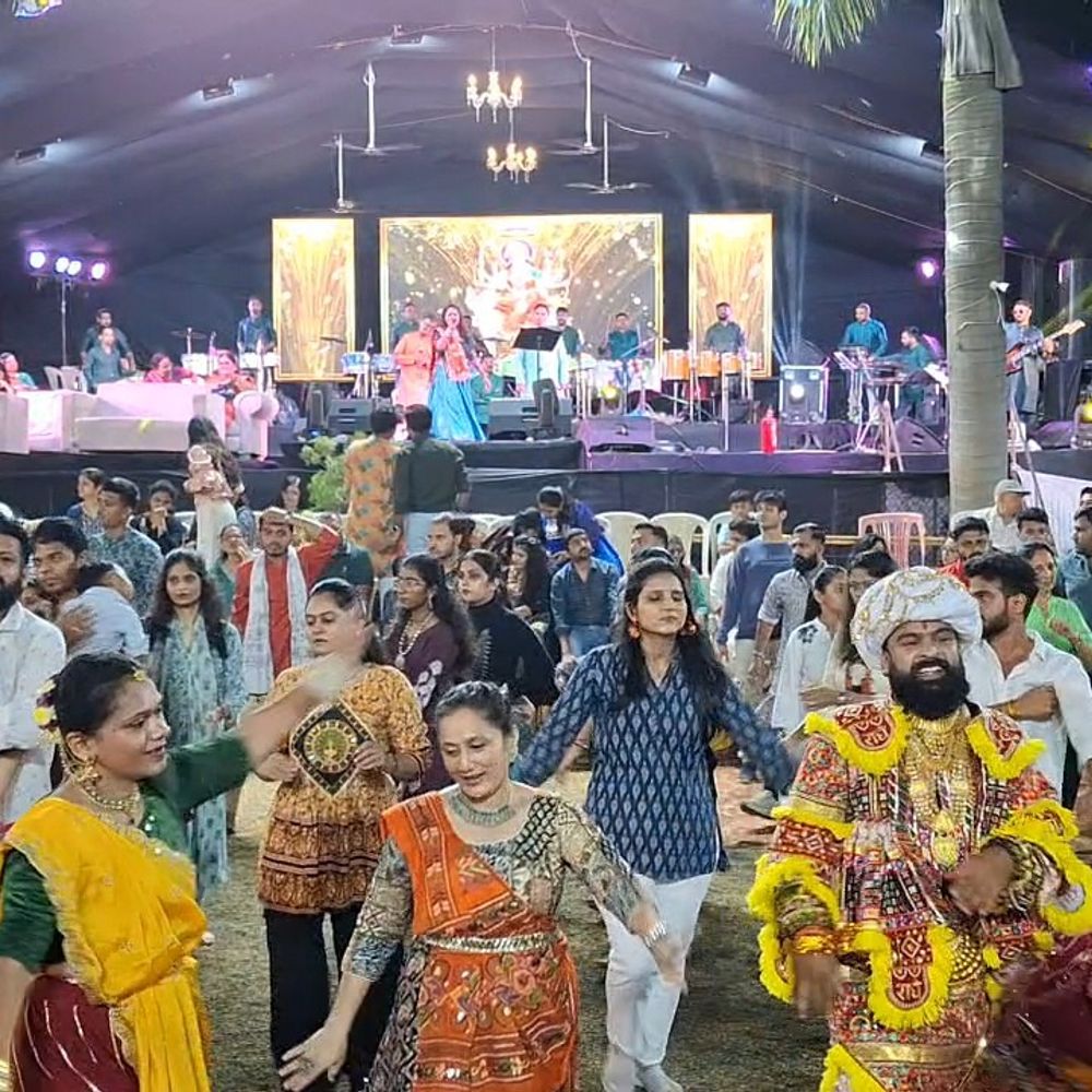 વલસાડમાં પાંચમા નોરતે ખેલૈયાઓ ઝૂમ્યા: મોંઘભાઈ હોલ ખાતે ટ્રેડિશનલ ડ્રેસમાં રાસ ગરબાની રમઝટ.