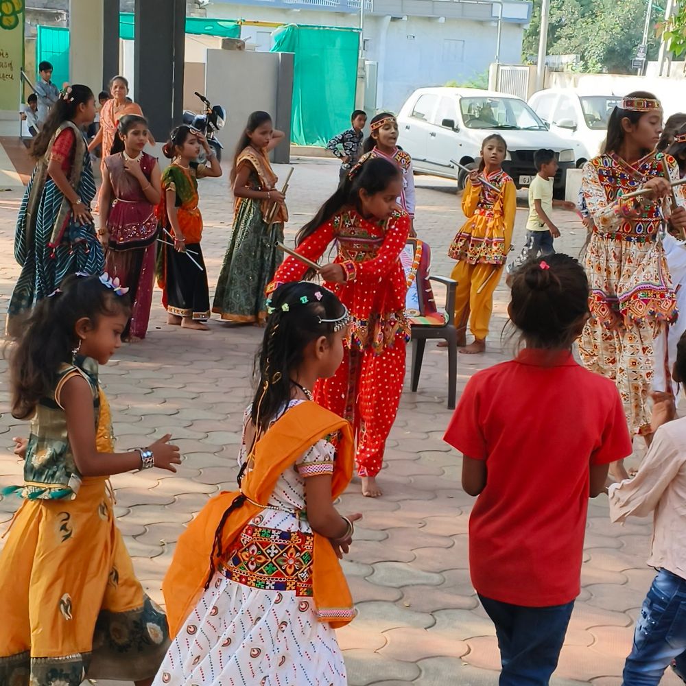 બામણગઢ શાળામાં નવરાત્રિ ગરબા: બાળકોએ પરંપરાગત વસ્ત્રોમાં સજ્જ થઈને ઉજવણી કરી, જેમાં શિક્ષકોએ જહેમત ઉઠાવી.