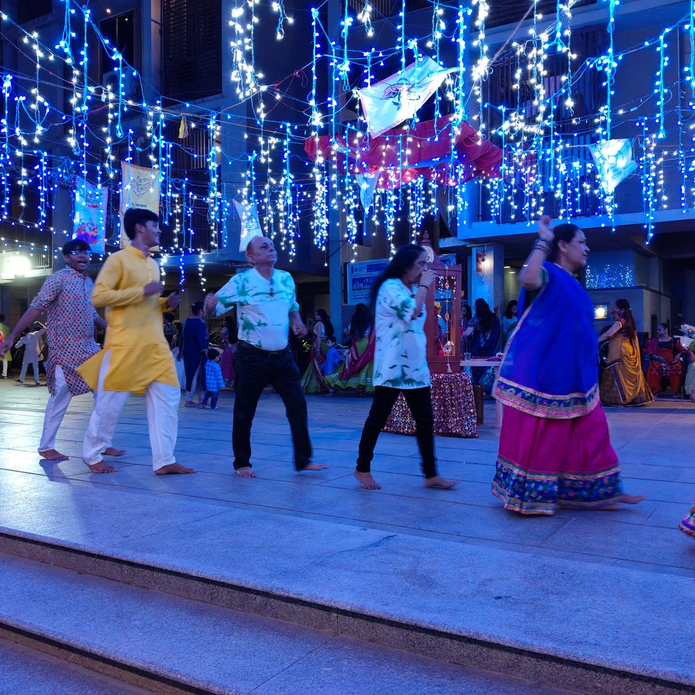 અમદાવાદ: સહજ સોલારિયમ-૨ સોસાયટીમાં નવરાત્રિના પાંચમા દિવસે ગરબાનું આયોજન.