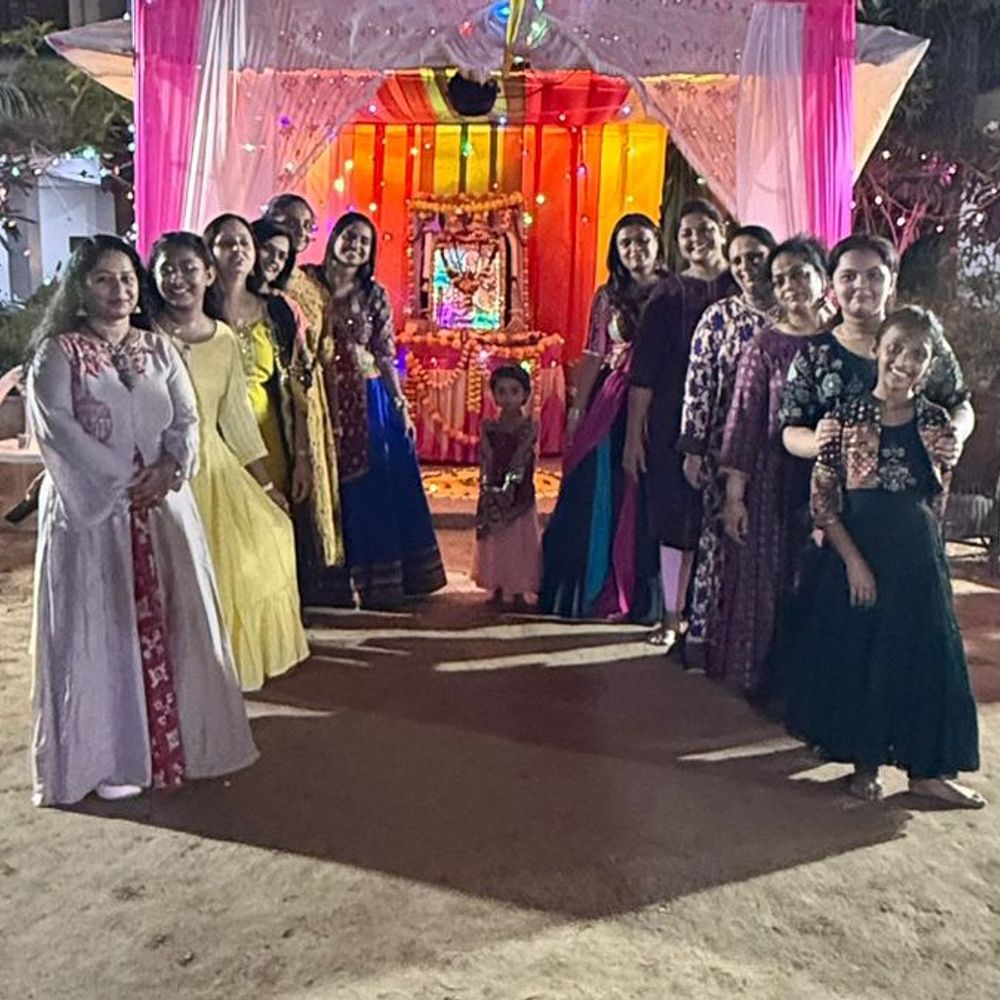 નવરાત્રિ ગરબા: સહજ સેપિયન્સ સોસાયટી, ન્યુ વાસણા, અમદાવાદમાં ગરબાની રમઝટ.