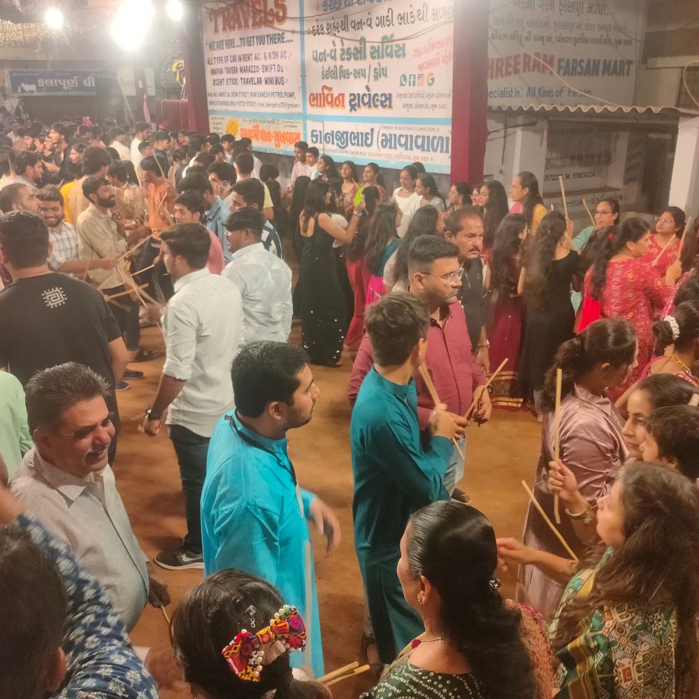 ભુજની 56 વર્ષ જૂની વોકળા ફળિયા ગરબી: એક બલ્બથી શરૂઆત, આજે સંસ્કૃતિની મિસાલ બની.
