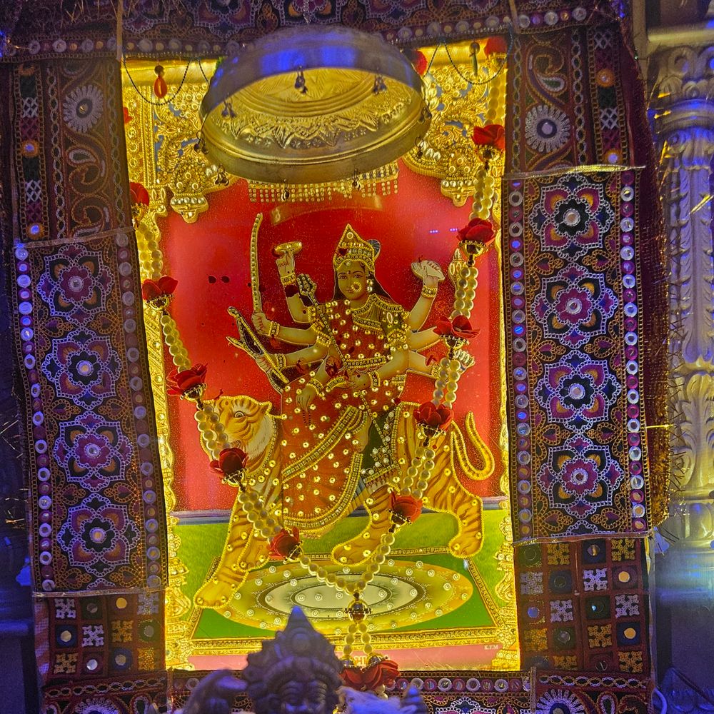ધરતી સાકેત-2: નવરાત્રિના પાંચમા દિવસે યુવક-યુવતીઓએ ટ્રેડિશનલ ડ્રેસમાં ગરબાની રમઝટ માણી.