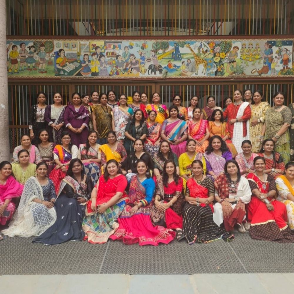 કાંકરિયા: દીવાન-બલ્લુભાઈ સ્કૂલમાં નવરાત્રિની ધામધૂમથી ઉજવણી, બાળકો, વાલીઓ, સ્ટાફ ગરબાના રંગે રંગાયા.