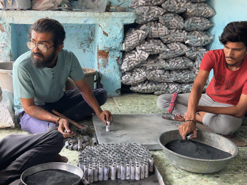 સાવરકુંડલામાં દિવાળીની રાત્રે 'ઈંગોરિયા યુદ્ધ': લુપ્ત થતા વૃક્ષોને કારણે કોકડાનો ઉપયોગ, કોકડા પાછળ મહિનાઓની મહેનત.