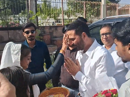 અક્ષયકુમારની PM મોદીના વતનની મુલાકાત: હાટકેશ્વર મહાદેવના દર્શન અને પ્રેરણા સ્કૂલની મુલાકાત લીધી.