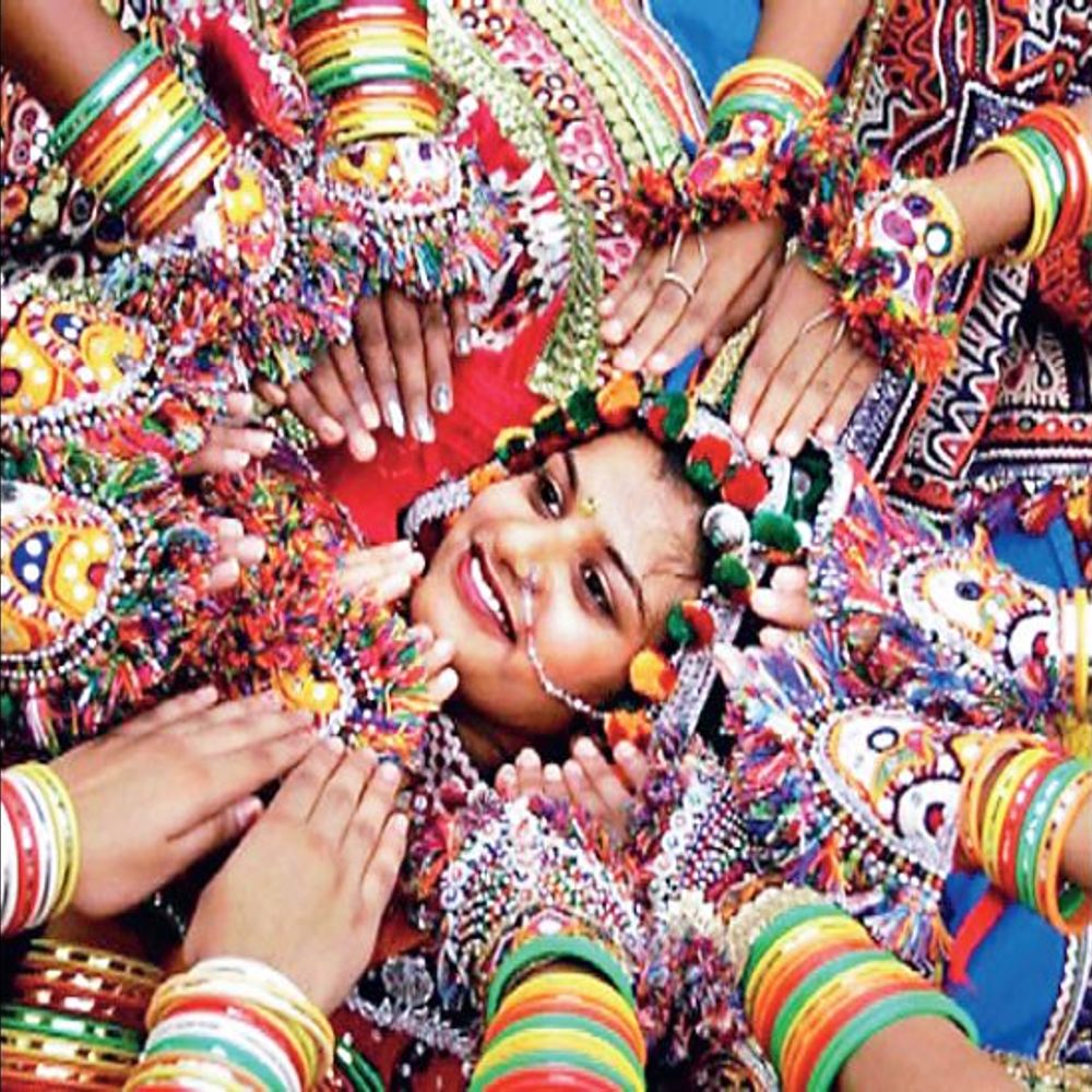 સમાજદર્પણ: લોકજીવનનાં સુખદુઃખનું સંગીતમય પ્રતિબિંબ - લોકગીતો માનવ ભાવજગત અને માનસિક સ્વાસ્થ્ય સાથે જોડાયેલા છે,જે સંસ્કૃતિનું દર્પણ છે.