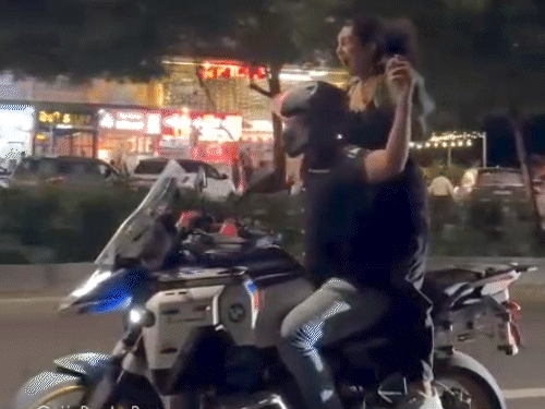 ગુજરાતી ફિલ્મ 'મિસરી'ના પ્રમોશનમાં સ્ટારકાસ્ટ દ્વારા જોખમી સ્ટંટ, પોલીસે તપાસ હાથ ધરી