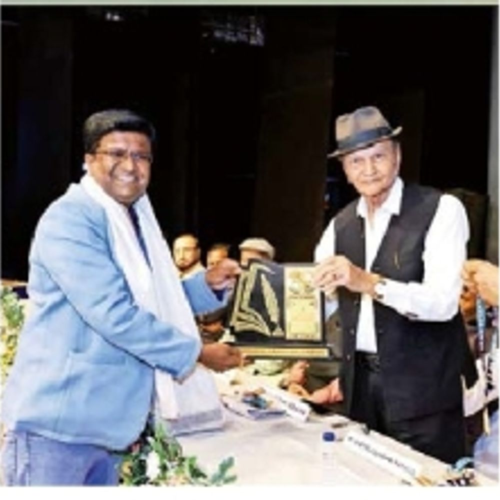 પ્રો. રઈશભાઈ કાઝીને 'Best Professor'નો એવોર્ડ મળ્યો.