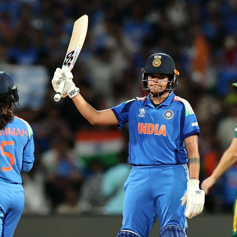 Ohhh no...શેફાલી વર્મા સેન્ચુરી ચૂકી:ફિલ્ડરની ઉપરથી ચોગ્ગો મારવાના પ્રયાસમાં આઉટ થઈ; સેમિફાઈનલની મેચ વિનર જેમિમાહ પણ પેવેલિયન પરત ફરી