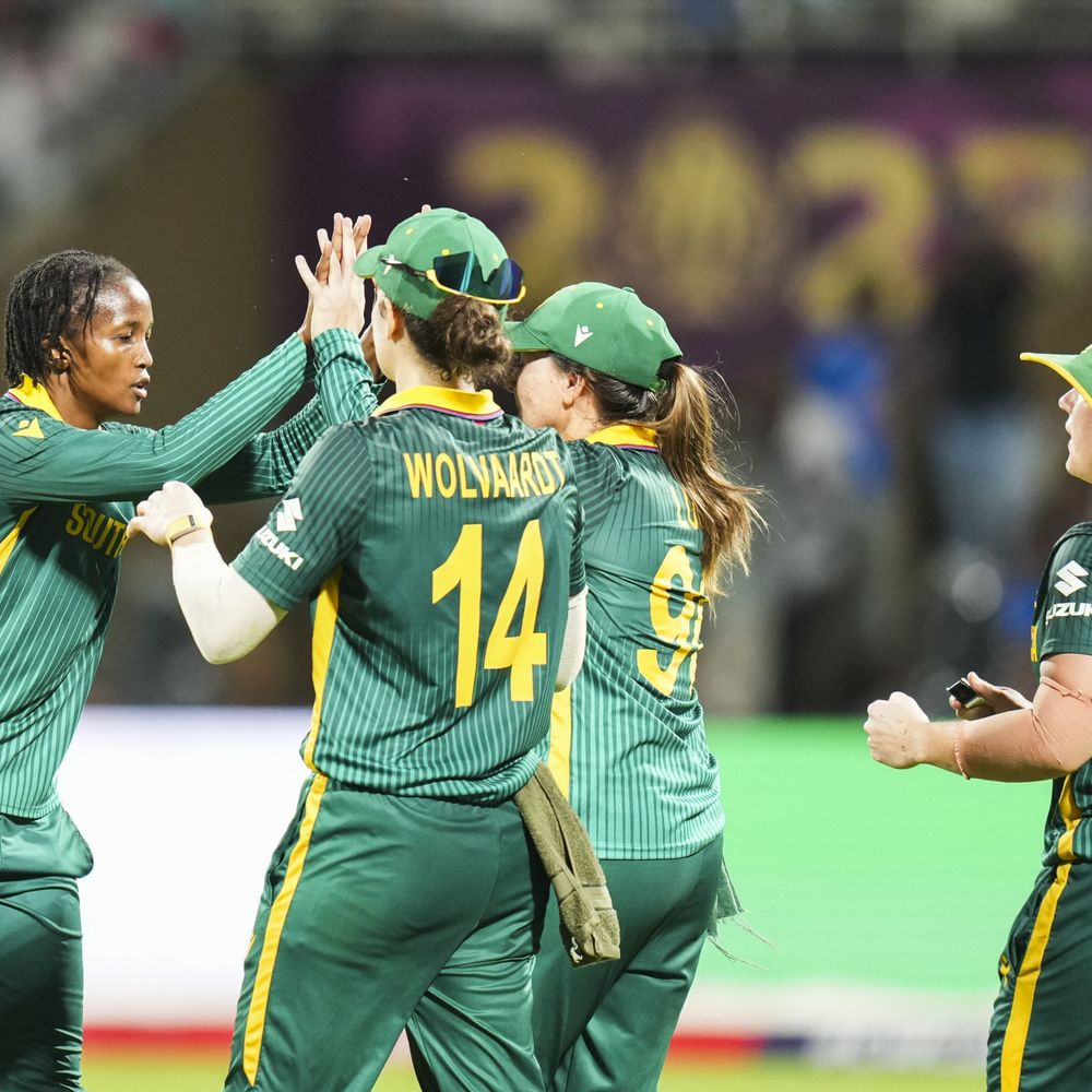 અરે રે...હરમનપ્રીત કૌર પણ પેવેલિયન પરત ફરી:સેમિફાઈનલની મેચ વિનર્સ જેમિમાહ પછી ઈન્ડિયન કેપ્ટન પણ આઉટ થઈ; દીપ્તિ શર્મા સાથે અમનજોત ક્રીઝ પર