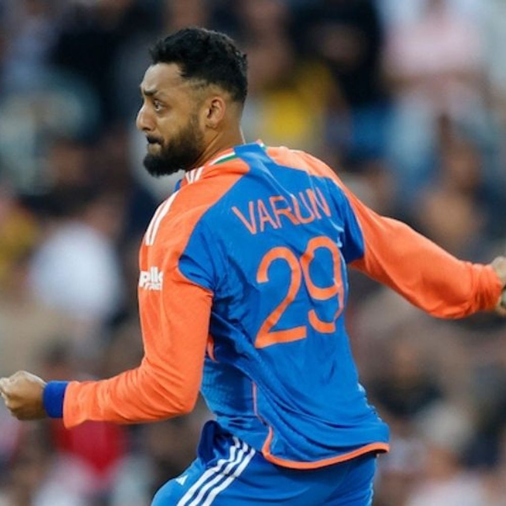 ટિમ ડેવિડના શોટ પર બોલ સ્ટેડિયમની છત સાથે ટકરાયો:કાંગારુઓએ બે બોલમાં વિકેટ ગુમાવી, ચક્રવર્તીએ માર્શ પછી મિચેલ ઓવેનને પેવેલિયન ભેગો કર્યો