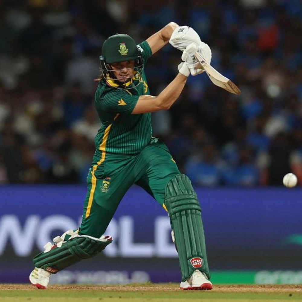 અમનજોતે ડાયરેક્ટ હીટથી આફ્રિકાને ઝટકો આપ્યો:વિકેટ પડતા જ સ્ટેડિયમ આખું ઝૂમી ઊઠ્યું, ભારતે ફાઈનલમાં 299 રનનો ટાર્ગેટ આપ્યો