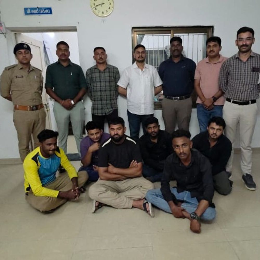 લુણાવાડામાં પોલીસ રેઇડ: 6 જુગારીઓ પકડાયા, ₹2.17 લાખનો મુદ્દામાલ જપ્ત, અને 1 વોન્ટેડ જાહેર કરાયો.