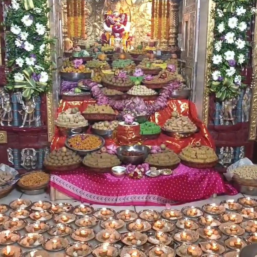 ખેડબ્રહ્મા અંબિકા મંદિરે કારતકી પૂનમે 56 ભોગ અન્નકૂટ ધરાવાયો, ભક્તોએ દર્શનનો લાભ લીધો.