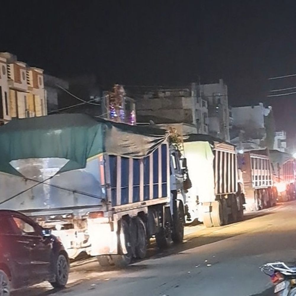 લીમખેડામાં ઓવરલોડ ડમ્પરોથી પ્રજા ત્રાહિમામ: નંબરપ્લેટ વિનાના રેતી ડમ્પરો બેફામ, અકસ્માતનો ખતરો વધ્યો.