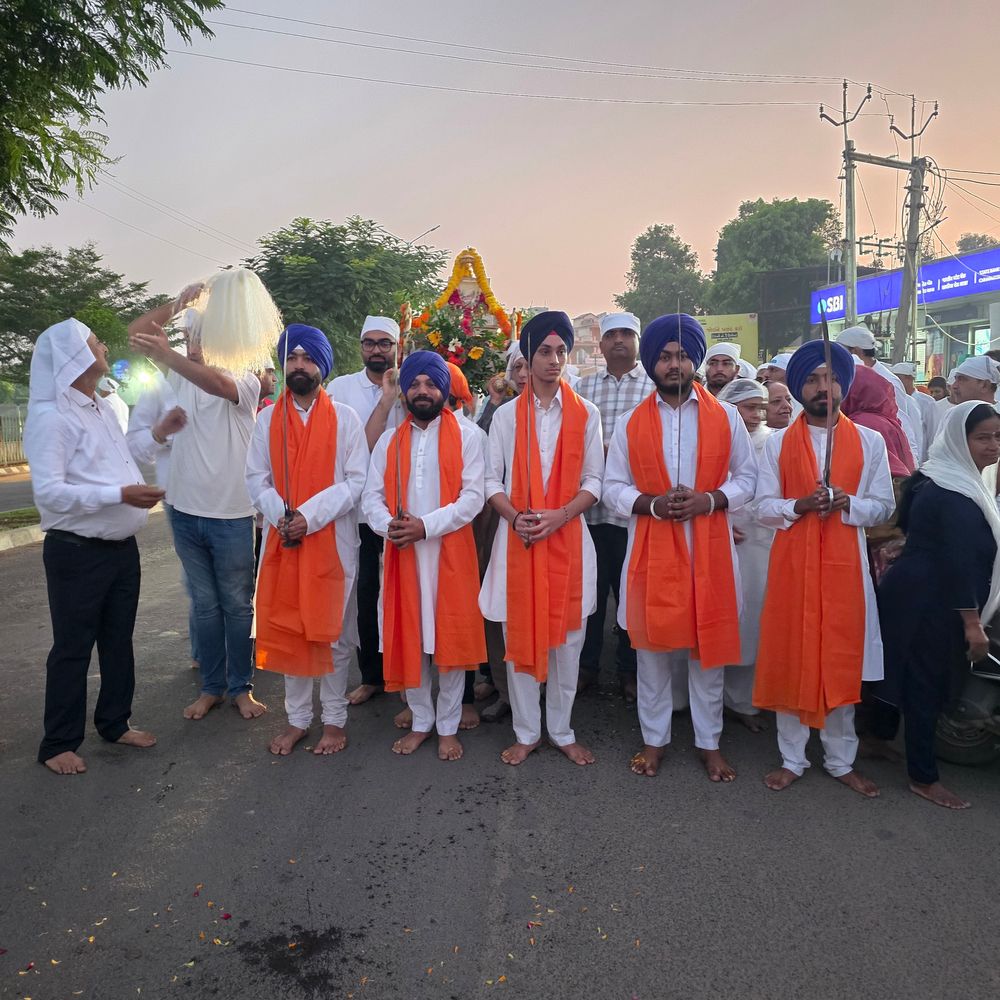 હિંમતનગરમાં Guru Nanak Jayanti નિમિત્તે Palakhi સાથે Prabhat Pheri નીકળી, જેમાં સિંધી સમાજના લોકો જોડાયા.